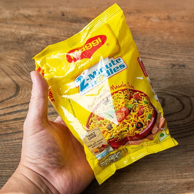 【5個セット】インドの屋台ヌードル マサラ味 インスタント 2人前 Maggi 6 - これくらいのサイズ感です。
