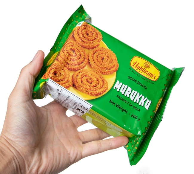 【20個セット】インドのスパイシークッキー ムルク - Murukku 4 - サイズ比較のために、手に持ってみました。
