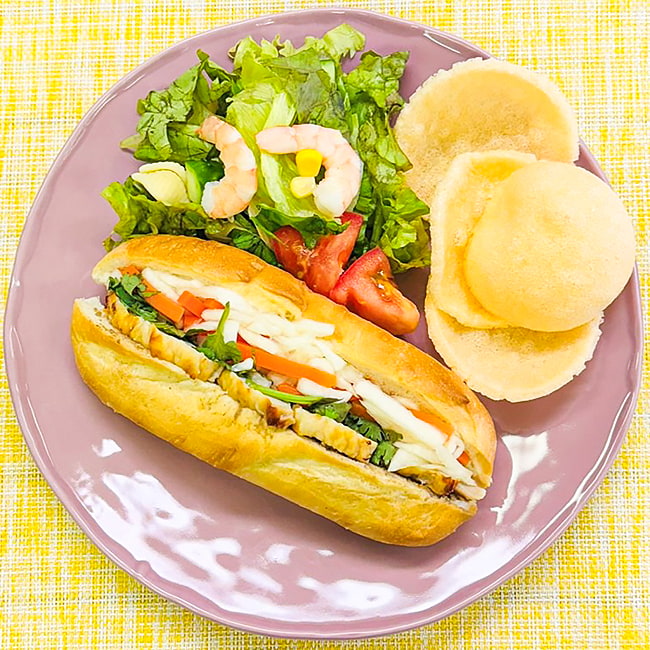 【3個セット】ベトナム マンゴークラッカー 170g - ほんのりマンゴー風味 4 - バインミーサンドの付け合わせにもぴったりです。※メーカー推奨の調理例です。