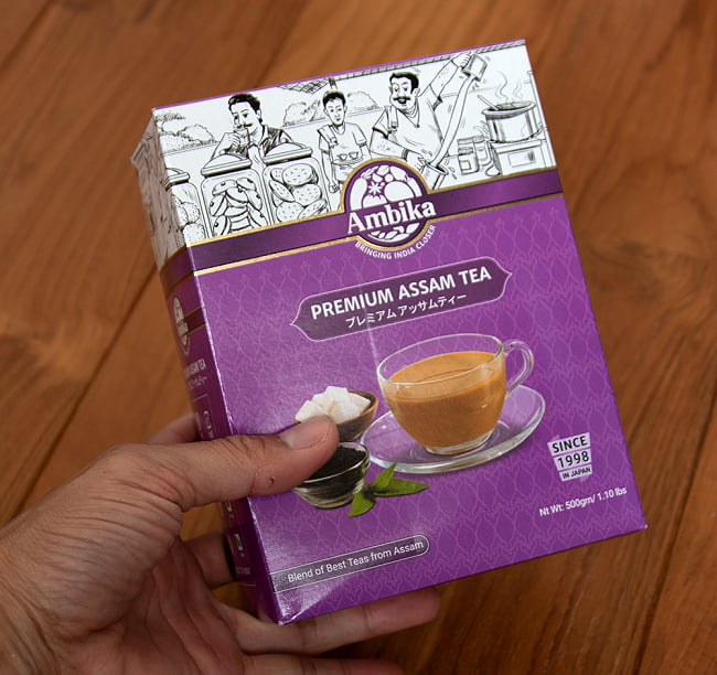 【送料無料・10個セット】チャイ用紅茶 - CTC （箱）プレミアムアッサム紅茶【500g】 5 - サイズ比較のために手に持ってみました
