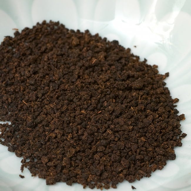 【送料無料・10個セット】チャイ用紅茶 - CTC （箱）プレミアムアッサム紅茶【500g】 6 - CTC紅茶葉をアップで撮影しました