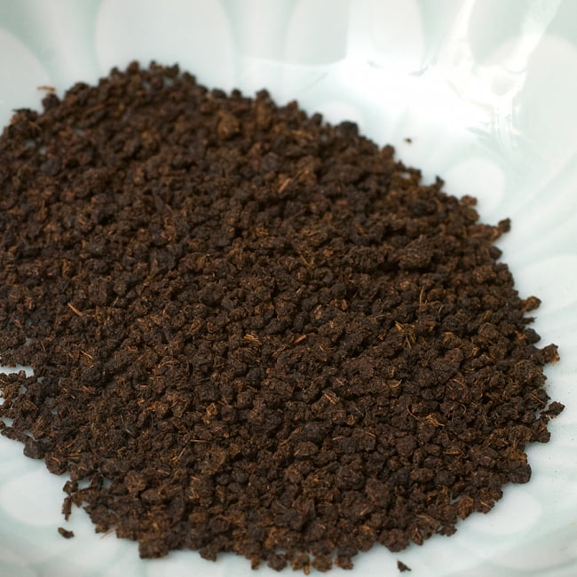 【送料無料・20個セット】チャイ用紅茶 - CTC （箱）プレミアムアッサム紅茶【500g】 6 - CTC紅茶葉をアップで撮影しました