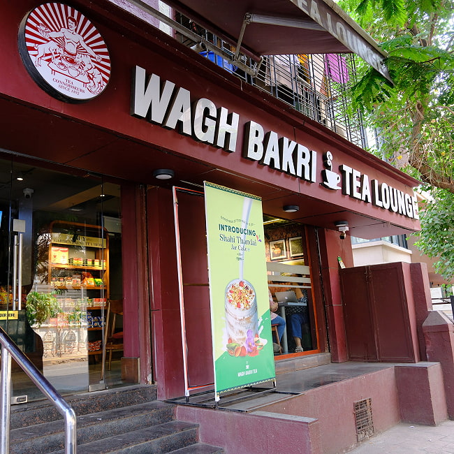 【24個セット】チャイ用紅茶 スパイス入り マサラチャイ Masala Chai 250g 大ボトル【WAGH BAKRI】 5 - ワグ・バクリはインドで人気のチャイショップです。こちらはムンバイ支店です