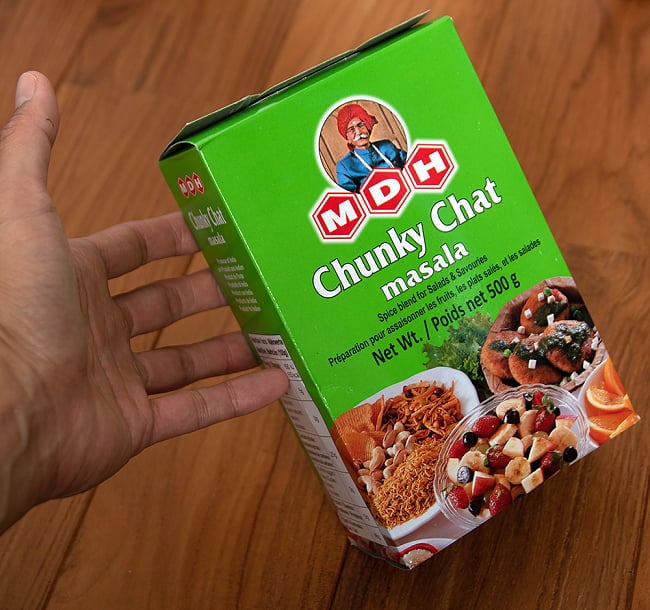 【送料無料・4個セット】チュンキー チャット マサラ スパイス ミックス - Chunky Chat Masala - 500g 大サイズ 【MDH】 4 - 手に持ってみました。お好みでサラダや果物に振りかけてください。もちろんカレーにもどうぞ。