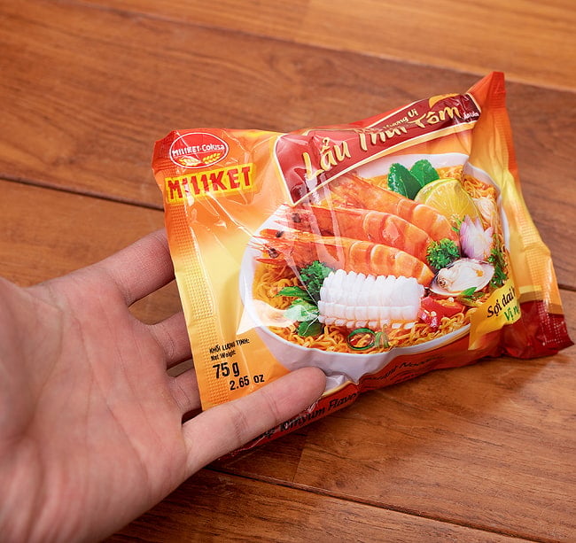 【10個セット】ミリケット ラウ タイ トム - LAU THAI TOM  海老トムヤム風 インスタントヌードル 75g 5 - サイズ比較のために手に持ってみました