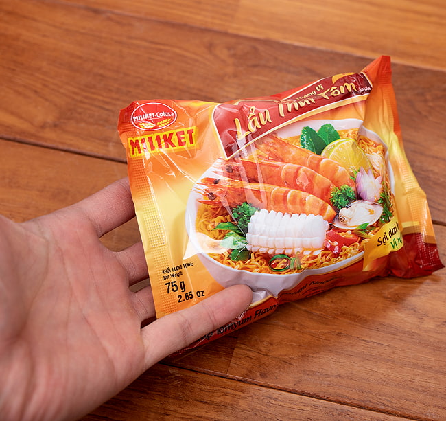 【3個セット】ミリケット ラウ タイ トム - LAU THAI TOM  海老トムヤム風 インスタントヌードル 75g 5 - サイズ比較のために手に持ってみました