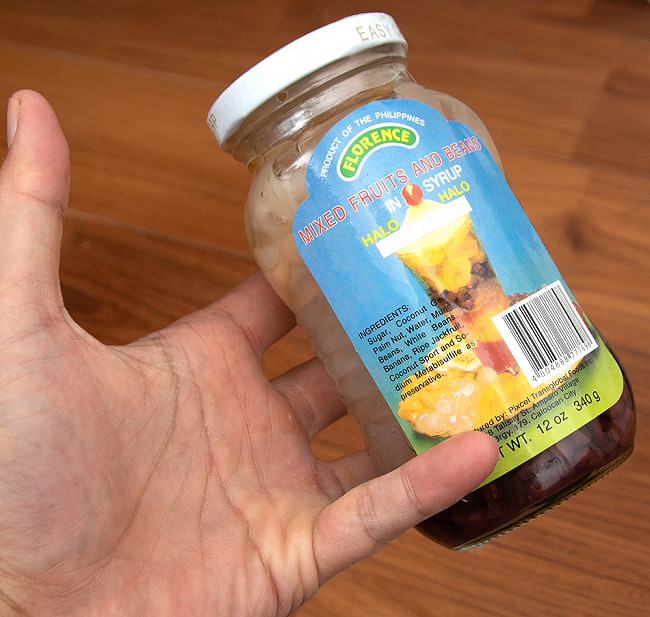 【6個セット】フィリピンのスイーツ ハロハロ(HALO HALO)の素 - ミックスフルーツのシロップ漬け[340g] 5 - サイズ比較のために手に持ってみました