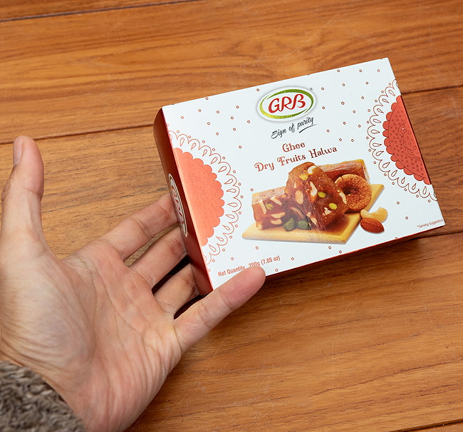 【6個セット】どっしりとした味わいのインドのお菓子 ギー ドライフルーツ ハルワ - Ghee Dry Fruits Halwa 200g【GRB】 5 - サイズ比較のために手に持ってみました