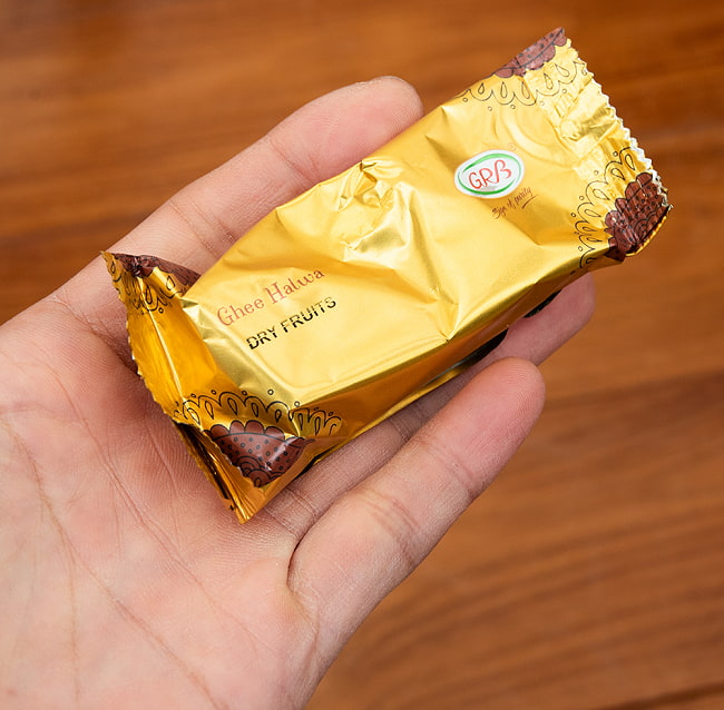 【6個セット】どっしりとした味わいのインドのお菓子 ギー ドライフルーツ ハルワ - Ghee Dry Fruits Halwa 200g【GRB】 7 - サイズ比較のために手に持ってみました