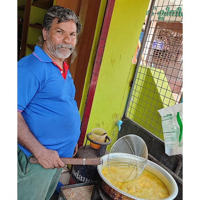 【6個セット】南インドの甘くないおやつ バナナチップス Banana Chips 170g【TOWNBUS】 5 - 南インドでの屋台のバナナスナック屋さん。