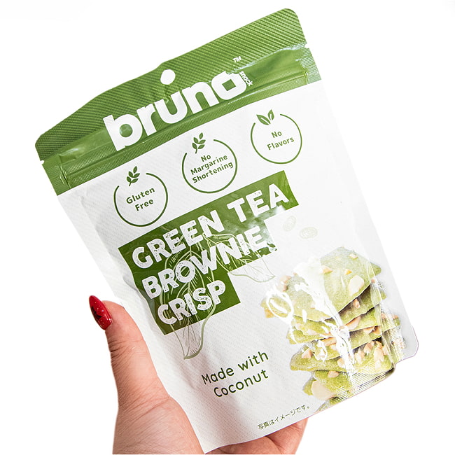 【6個セット】【bruno snack】ブルーノスナック・クリスピーグリーンティーブラウニー・GREEN TEA BROWNIE CRISP【グリーンティ】 4 - 手に持ってみました。プレゼントにもちょうどよいサイズ感です