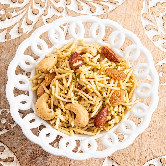 【6個セット】パンチラタン・ミクスチャー カリカリ食感の5種ミックス - 200g Haldiram's Panchratan Mixture  3 - こんな感じのスナックです。