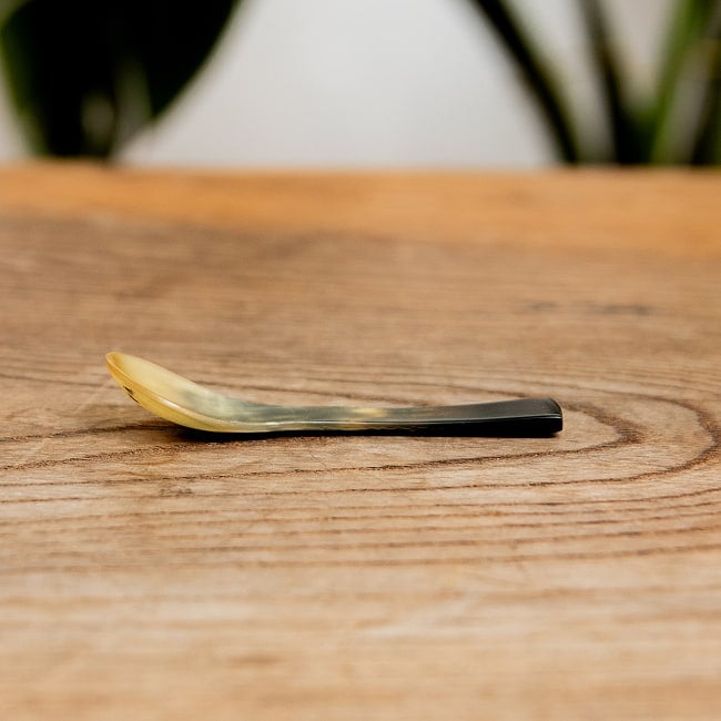 【6個セット】キャトルホーン　水牛の角のミニスプーン　とても小さなサイズ　美しいべっ甲模様[6.2cm×2cm] 7 - 真横から見てみました。持ちやすそうなカーブですね