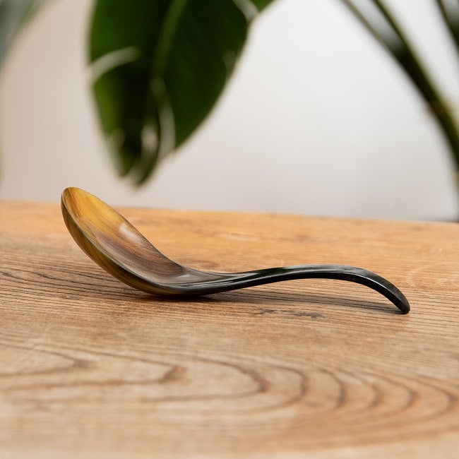 【6個セット】水牛の角のれんげ　キャトルホーン　美しいべっ甲模様[約13cm×4.2cm] 6 - 真横から見てみました