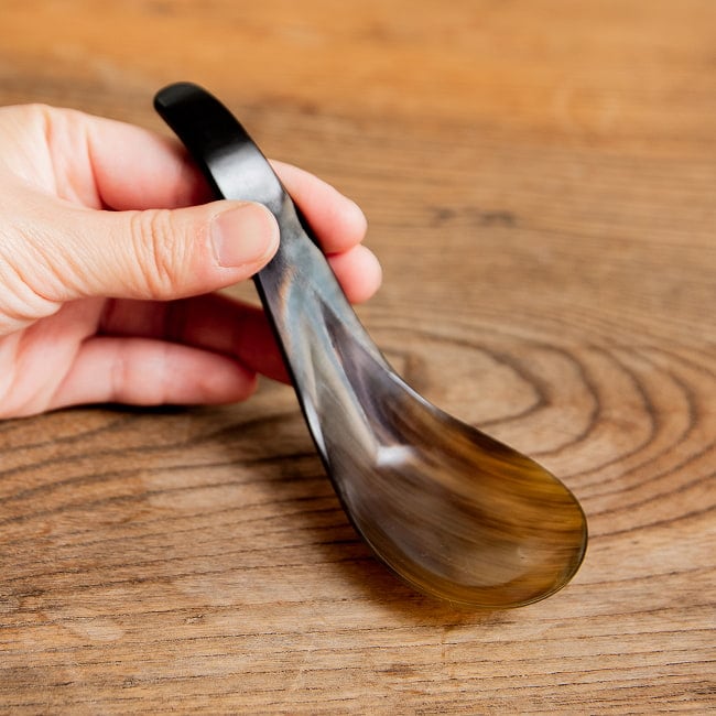 【6個セット】水牛の角のれんげ　キャトルホーン　美しいべっ甲模様[約13cm×4.2cm] 8 - 手に持ってみました