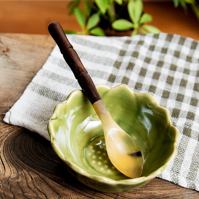 【6個セット】水牛の角と木のスプーン　キャトルホーン　美しいべっ甲模様[約15.5cm×2.5cm] 2 - 軸は木製のスプーンです
