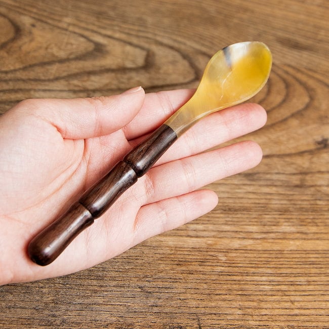 【6個セット】水牛の角と木のスプーン　キャトルホーン　美しいべっ甲模様[約15.5cm×2.5cm] 8 - 手のひらにのせるとこんな感じ