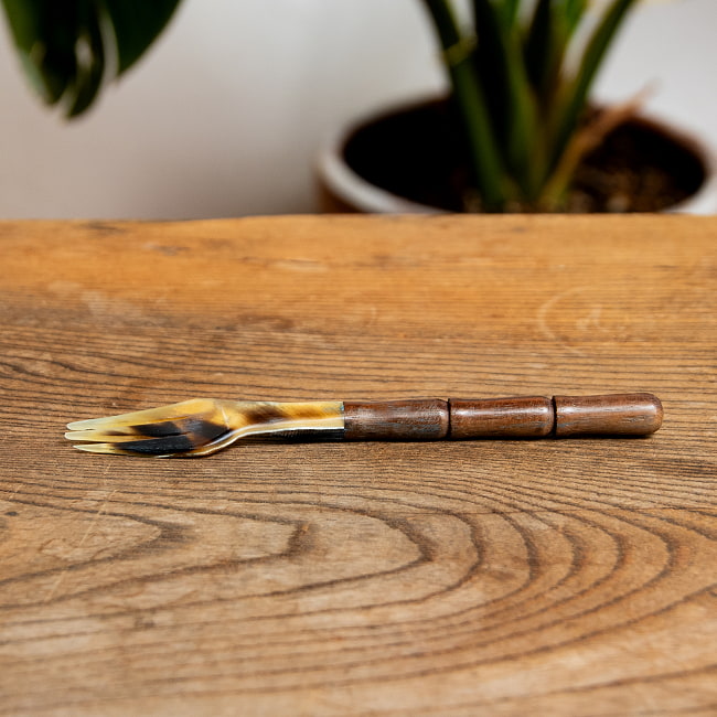 【6個セット】水牛の角と木のフォーク　キャトルホーン　美しいべっ甲模様[約15cm×2.5cm] 7 - 真横から見てみました