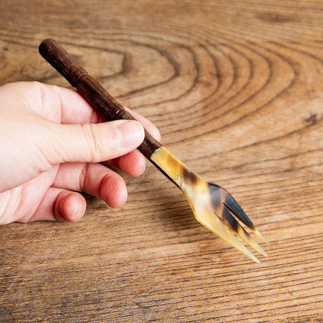 【6個セット】水牛の角と木のフォーク　キャトルホーン　美しいべっ甲模様[約15cm×2.5cm] 8 - 手に持ってみました