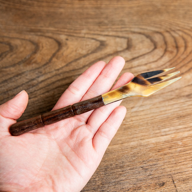 【6個セット】水牛の角と木のフォーク　キャトルホーン　美しいべっ甲模様[約15cm×2.5cm] 9 - 手のひらにのせるとこんな感じ
