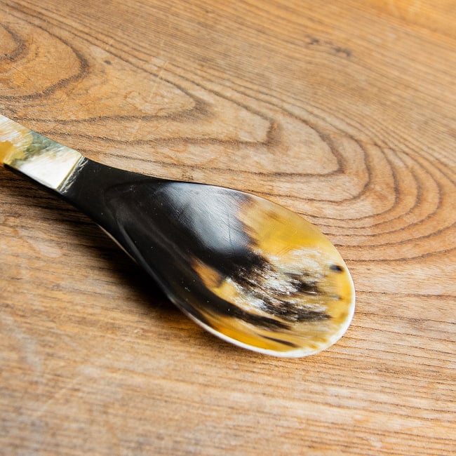 【3個セット】水牛の角のサラダサーバー　キャトルホーン　美しいべっ甲模様[約25cm×6cm] 4 - 一部分を拡大してみました。こちらはスプーンです
