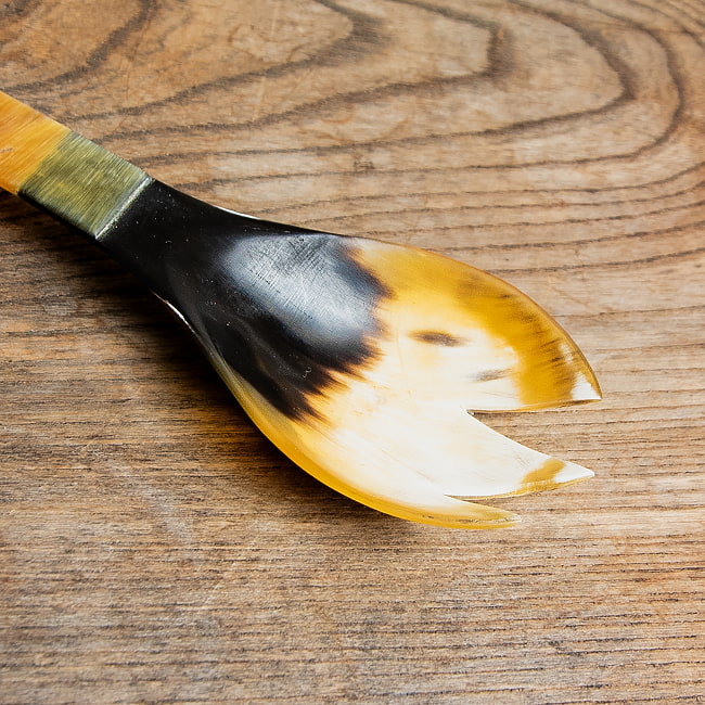 【3個セット】水牛の角のサラダサーバー　キャトルホーン　美しいべっ甲模様[約25cm×6cm] 5 - 一部分を拡大してみました。こちらはフォークです