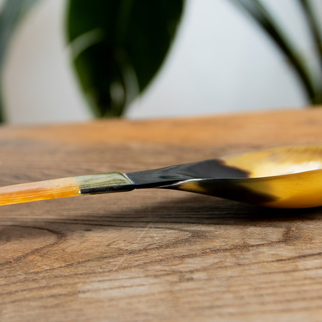 【3個セット】水牛の角のサラダサーバー　キャトルホーン　美しいべっ甲模様[約25cm×6cm] 8 - よく見ると二枚の素材をぴったりと組み合わせています。丁寧な作りですね