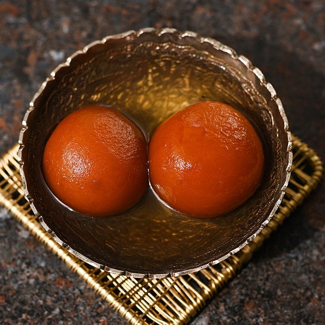【送料無料・12個セット】ミニ グラブ ジャムン - Mini Gulab Jamn(500g)【Ahmed】 6 - こちらがグラブジャムン。インド本国で撮影したもので、本品とは異なりますが、ほぼ同じ感じだと思います