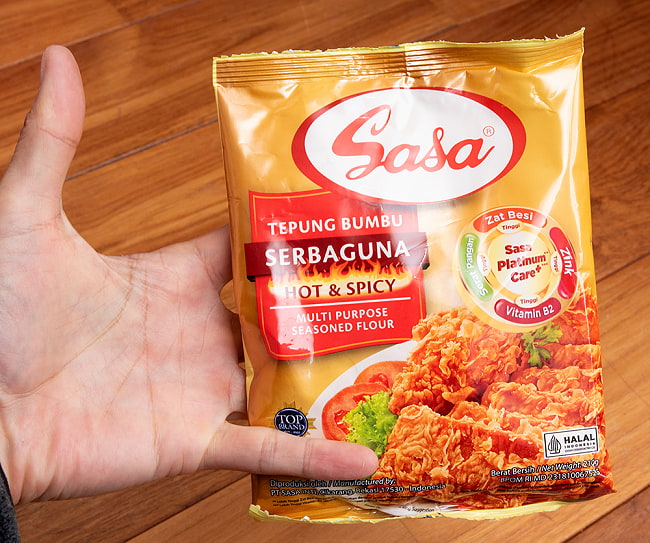 【12個セット】【SASA】インドネシア風 唐揚げ粉 - TEPUNG BUMBU SERBAGUNA - HOT&SPICY  5 - 手に持ってみました。インドネシアのサラダ、ガドガドと一緒がおすすめです。ぜひ、お試しください。