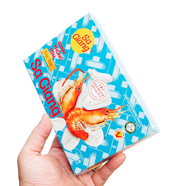 【6個セット】ベトナム 海老せんべい 200g  - ピリ辛[Sa Giang] 4 - サイズ比較のために手に持ってみました