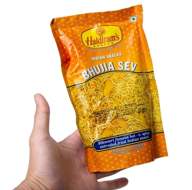【6個セット】インドのお菓子 ひよこ豆粉で作ったヌードルスナック - ブジア セヴ - Bhujia Sev 6 - サイズ比較のために手に持ってみました