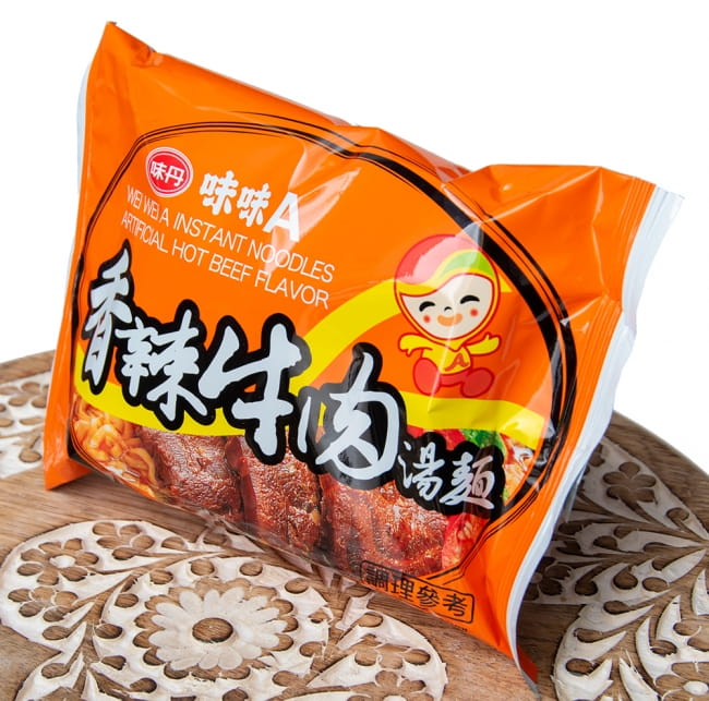 【6個セット】味味A 台湾ラーメン 香辣牛肉(辛口ビーフ)味 80g 3 - 斜めから撮影しました。作りかたも日本語で書いてありますので、すぐに料理出来ます。