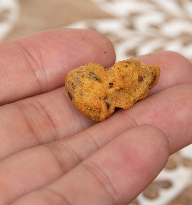 【6個セット】インドのスパイシナッツ - Testy Nuts【Chhedas】 8 - 手に持ってみました。ポリポリ、むしゃむしゃ、美味しい！