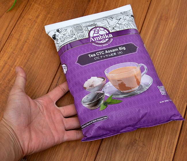 【6個セット】粒が大きめのチャイ用紅茶 - CTC アッサムティー（袋入り） 【500ｇ】 【RAJ】 4 - サイズ比較のために手に持ってみました