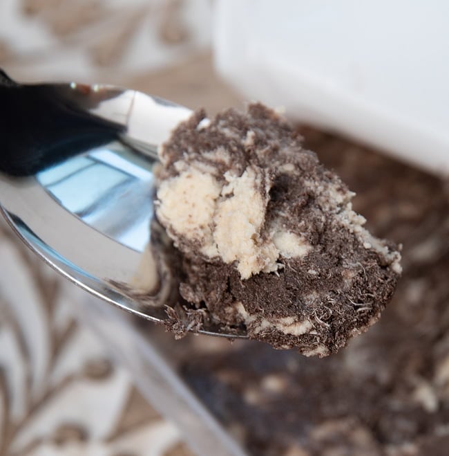 【6個セット】アラブのスイーツ ハルワ・シャミア - ゴマペースト チョコレート風味 200g  【LE MOULIN】 6 - スプーンで掬ってみました