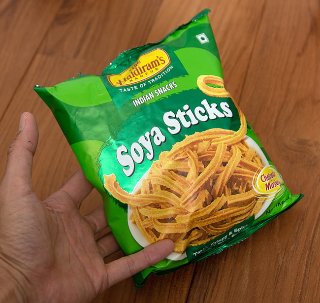 【6個セット】インドのお菓子 ソヤ スティック【Hardiram’s】 5 - サイズ比較のために手と一緒に撮影しました。インドの老舗Hardiram社製品です。