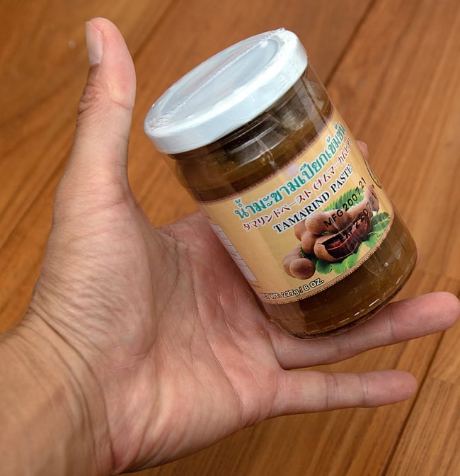 【5個セット】タマリンド ペースト - TAMALIND PASTE - ナムマーカムピア[227g] 4 - サイズ比較のために手に持ってみました