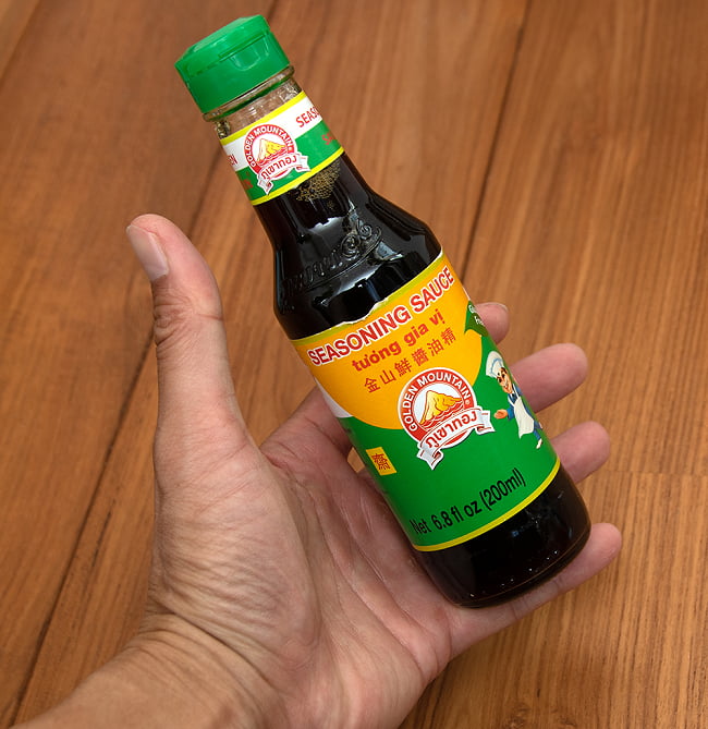 【6個セット】シーズニングソース  - 金山鮮醤油精[200ml][Golden Mountain] 6 - 大きさが判るように手に持ってみました