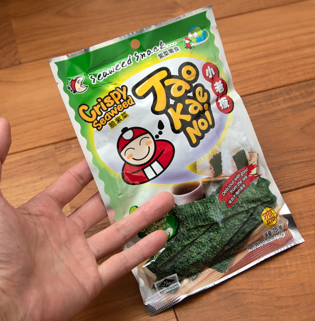 【6個セット】タイののりスナック - Tao Kae Noi 小老板  タオケーノーイ[オリジナル味] 7 - サイズ比較のために手に持ってみました