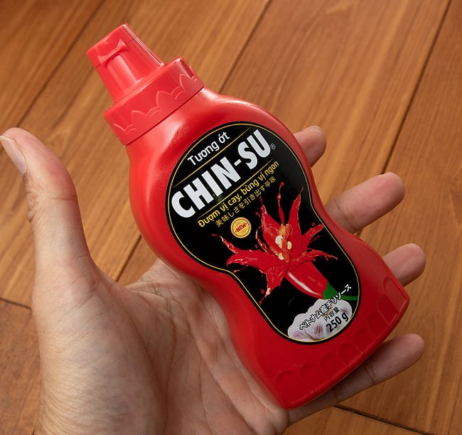 【6個セット】チンスー チリソース 250g [Chin Su] 5 - サイズ比較のために手に持ってみました