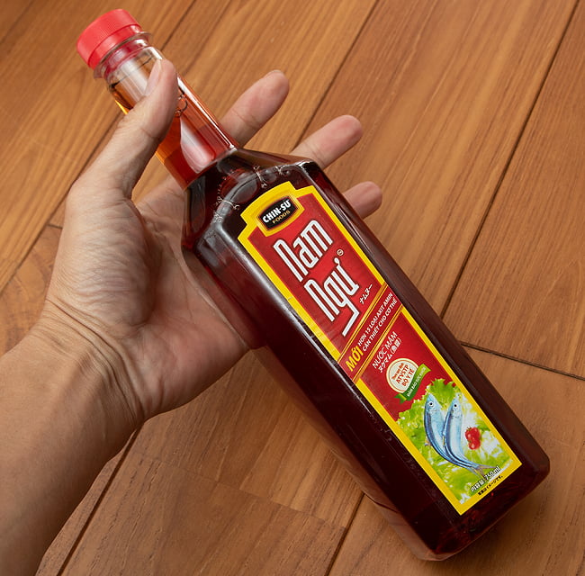 【6個セット】ニョクマム 750ml - チンス ナムヌー ヌクマム【Chin-Su】 6 - サイズ比較のために手に持ってみました