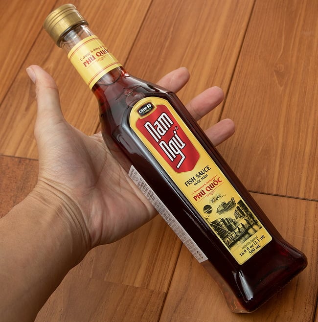 【6個セット】ニョクマム 500ml - フーコック島産 高品質 チンス ナムヌー ヌクマム - 瓶入り【Chin-Su】 6 - サイズ比較のために手に持ってみました