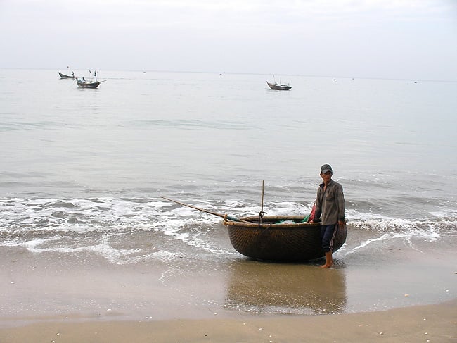 【6個セット】ニョクマム 500ml - フーコック島産 高品質 チンス ナムヌー ヌクマム - 瓶入り【Chin-Su】 7 - ティラキタ買付班が実際に産地に行った時の写真です。