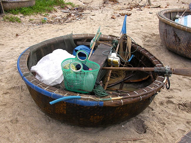 【6個セット】ニョクマム 500ml - フーコック島産 高品質 チンス ナムヌー ヌクマム - 瓶入り【Chin-Su】 8 - この様な丸い船で漁に出ていました