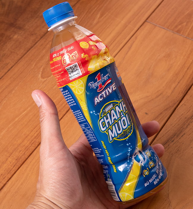 【12個セット】ナンバーワンアクティブ  塩レモンドリンク[Chanh muối] 6 - サイズ比較のために手に持ってみました