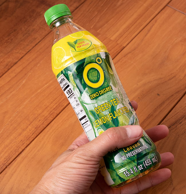 【6個セット】コンドー レモングリーンティ[KHÔNG ĐỘ ] 6 - サイズ比較のために手に持ってみました