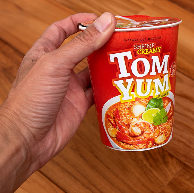 【6個セット】ミータイ クリーミー トムヤンクン ヌードル 7 - サイズ比較のために手に持ってみました