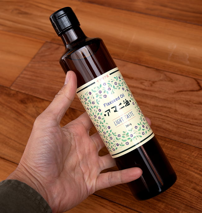 【6個セット・送料無料】アマニ油 - FLAXSEED OIL 360g 5 - サイズ比較のために手に持ってみました