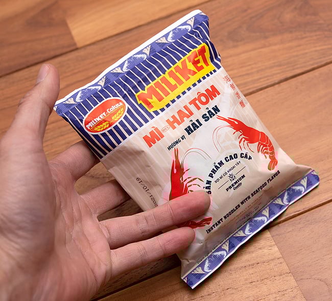 【6個セット】ミリケット プレミアム インスタント ヌードル シーフード（野菜・わかめ入り）75g 5 - サイズ比較のために手に持ってみました