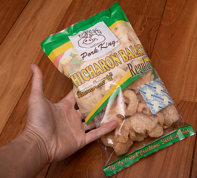 【6個セット】チチャロン バラット - 豚皮の唐揚げ  CHICHARON BALAT Regular 【Pork King】 5 - サイズ比較のために手と一緒に撮影しました